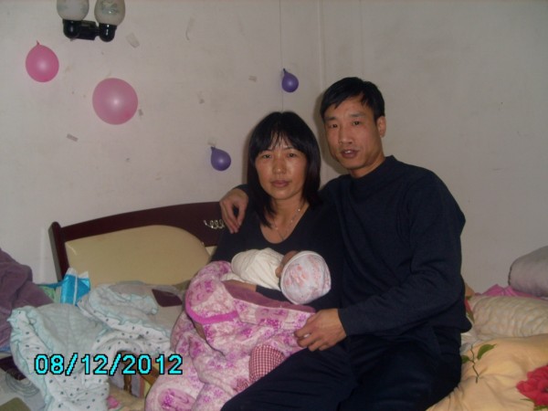 Cao e il marito Li Pu insieme al piccolo Li Dahai